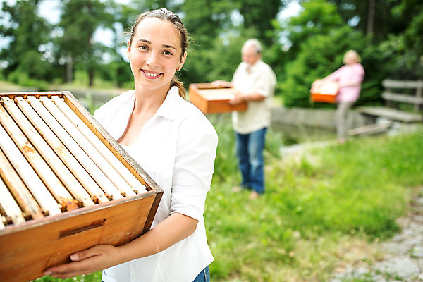 포토 JPG 전신 서양인 외국인 여자 남자 40대 중년 농업 서기 미소 들기 사람 상반신 20대 야외 앞모습 세명 운반 꿀벌 70대 체코 꿀 벌집 벌꿀 양봉 양봉업 국내포토 노년 유럽 산업 뷰포인트 모션 표정 인종 청년 성인 벌_곤충 파일형식