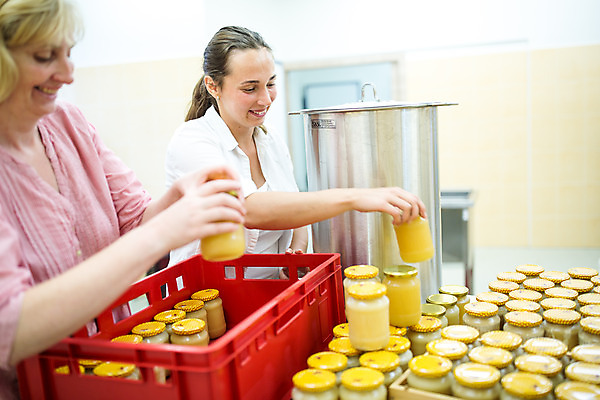 포토 JPG 서양인 외국인 손 응시 여자 40대 중년 농업 유리병 서기 미소 들기 사람 상반신 20대 성인 야외 두명 옆모습 꿀벌 정리 체코 꿀 벌꿀 양봉 양봉업 국내포토 시선 유럽 산업 뷰포인트 모션 병_용기 표정 인종 청년 신체부위 벌_곤충 파일형식