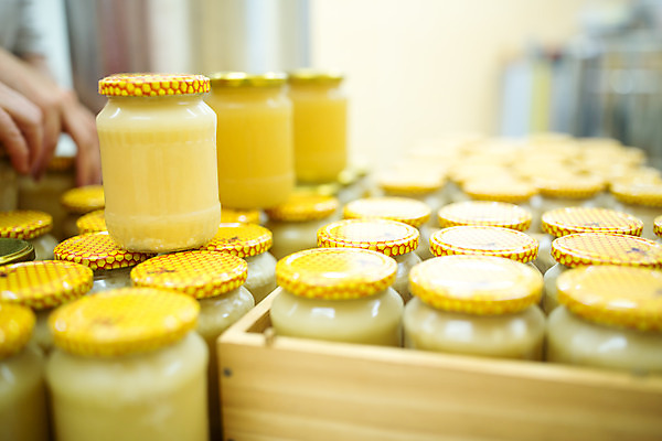 포토 JPG 서양인 외국인 손 여자 농업 유리병 한명 서기 20대 성인 야외 신체부위 꿀벌 정리 체코 꿀 벌꿀 양봉 양봉업 성인여자한명만 국내포토 1 유럽 산업 모션 병_용기 사람 인종 청년 벌_곤충 여자한명만 성인여자만 파일형식