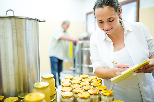 포토 JPG 서양인 외국인 여자 노년 남자 농업 유리병 서기 미소 들기 사람 상반신 20대 성인 야외 두명 앞모습 옆모습 아웃포커스 펜 꿀벌 확인 70대 체코 꿀 벌꿀 양봉 양봉업 국내포토 유럽 산업 뷰포인트 모션 병_용기 촬영기법 표정 인종 청년 필기구 벌_곤충 파일형식