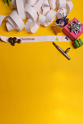 포토 JPG 해외이미지 종이 크리스마스 크리스마스용품 실내 사람없음 선물상자 쇼핑백 만년필 노란배경 종이뭉치 카피스페이스 크리스마스배경 해외포토 기념일 백그라운드 가방 선물 내부 상자 펜 노란색 공백 용품 뭉치 파일형식 이미지허브