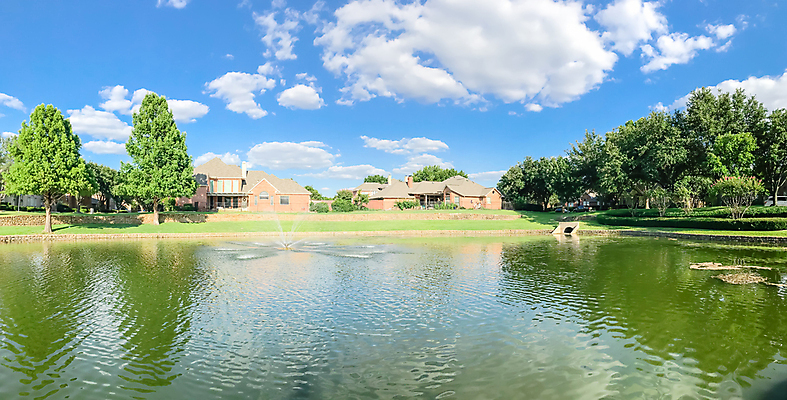 포토 JPG 해외이미지 나무 구름 길 호수 벽 가족 자연 낚시 주택 파노라마 풍경 잔디 사람없음 야외 건물 초록색 물 여름 강 컬러풀 반사 정원 검은색 미국 고요 연못 재산 지역 타운 교외 텍사스 폐수 해외포토 자연요소 식물 건축물 계절 컬러 북아메리카 관계 레저 촬영기법 금융 도시 환경오염 생태계 파일형식 이미지허브