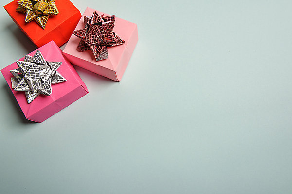 포토 JPG 해외이미지 리본 크리스마스 회색배경 크리스마스용품 실내 사람없음 선물상자 카피스페이스 크리스마스배경 해외포토 기념일 백그라운드 선물 내부 상자 공백 회색 용품 파일형식 이미지허브