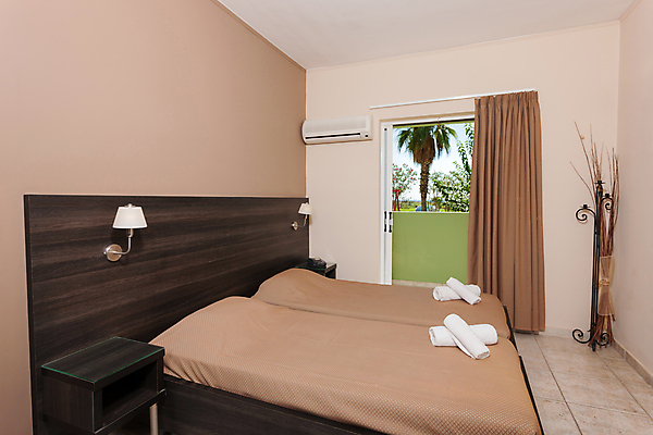 포토 JPG 해외이미지 가구 침구 호텔 휴식 조명 실내 사람없음 인테리어 수건 야자수 침대 커튼 에어컨 서랍장 객실 창밖 해외포토 나무 디자인 생활용품 컨셉 창문 숙소 내부 위생용품 가전제품 파일형식 이미지허브