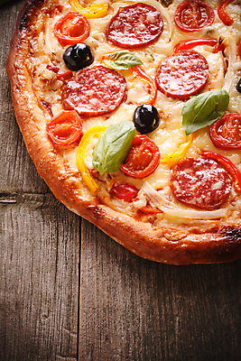 포토 JPG 해외이미지 전통 음식 조각 토마토 채소 재료 치즈 피자 패스트푸드 요리 사람없음 목재 식사 저녁식사 이탈리아 껍질 시골 최고 굽기 허브 올리브 햄 후추 바질 살라미 해외포토 나무 식물 열매 유럽 유제품 서양음식 육류 인스턴트 구이 향신료 파일형식 이미지허브