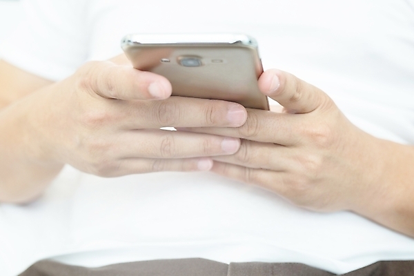 포토 JPG 해외이미지 라이프스타일 손 여자 행복 백그라운드 인터넷 비즈니스 텍스트 통신 손가락 모바일 휴식 세포 사람 앉기 성인 사람없음 스마트폰 핸드폰 사무실 디지털 스크린 공백 카페 터치 흰색 잡기 네트워크 메시지 연결 무선전화기 전화기 스마트 온라인 거짓 소셜 목업 해외포토 감정 컬러 컨셉 모션 생활 신체부위 전자제품 스마트기기 상점 파일형식 이미지허브