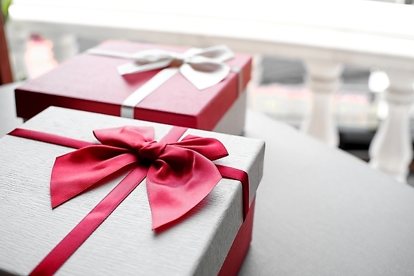 포토 JPG 해외이미지 리본 탁자 실내 사람없음 아웃포커스 선물상자 두개 발코니 해외포토 가구 2 촬영기법 선물 내부 상자 파일형식 이미지허브