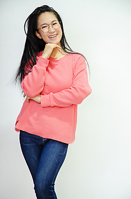 포토 JPG 해외이미지 백인 모델 1 여자 행복 얼굴 분홍색 백그라운드 셔츠 티셔츠 한명 미소 웃음 사람 성인 빨간색 뷰티 갈색 유행 검은색 놀람 기쁨 엄지손가락 흰색 표현 흥분 긍정 고립 승자 해외포토 서양인 감정 컬러 컨셉 상의 손가락 표정 신체부위 파일형식 이미지허브