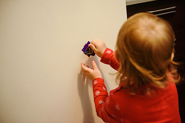 포토 JPG 해외이미지 서양인 여자 종이 어린이 벽 크리스마스 크리스마스용품 실내 그림자 한명 들기 상반신 뒷모습 선물상자 소녀한명만 해외포토 외국인 1 기념일 뷰포인트 모션 선물 사람 내부 상자 용품 여자한명만 소녀만 파일형식 이미지허브