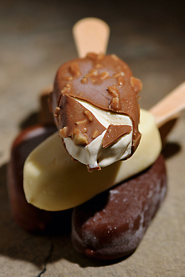 포토 JPG 해외이미지 딸기 아이스크림 사람없음 목재 초록색 여름 세트 갈색 노란색 쌓기 초콜릿 냉동 얼음 추위 견과류 막대기 그룹 맛 상품 설탕 수집 크림 상쾌 서리 고립 바닐라 반투명 해외포토 자연요소 나무 계절 감정 컬러 컨셉 과일 재료 모션 디저트 파일형식 이미지허브