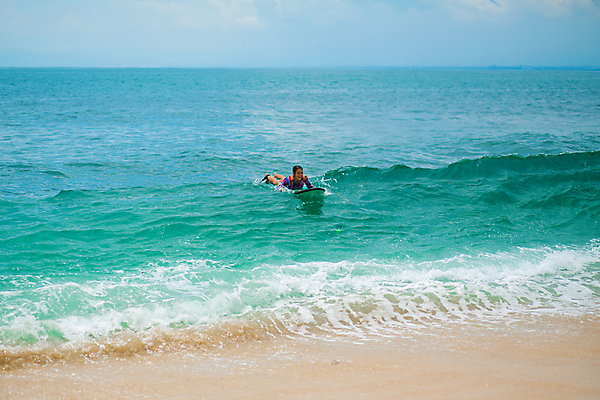포토 JPG 해외이미지 주간 전신 여자 수영복 엎드리기 파도 바다 한명 성인 해변 야외 앞모습 서핑보드 서핑 성인여자한명만 해외포토 자연요소 1 옷 뷰포인트 모션 사람 수상스포츠 보드_스포츠 여자한명만 성인여자만 파일형식 이미지허브