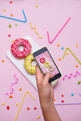 포토 JPG 해외이미지 접시 손 리본 실내 빨대 들기 아웃포커스 신체부위 스마트폰 하이앵글 파티 사진촬영 도넛 달콤 분홍색배경 해외포토 식기 뷰포인트 분홍색 백그라운드 모션 디저트 촬영기법 사람 이벤트 내부 핸드폰 스마트기기 촬영 맛 파일형식 이미지허브