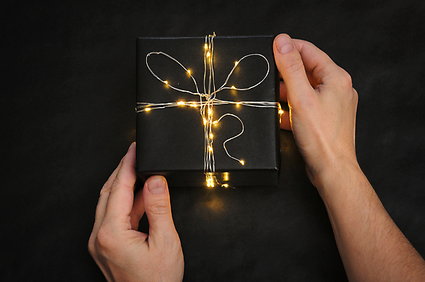 포토 JPG 해외이미지 손 계절 리본 종이 줄 백그라운드 크리스마스 겨울 패턴 포장 자연 휴가 전등 관리 선물 사랑 사람없음 목재 장식 빛 상자 파티 검은색 놀람 수확 흰색 시골 축하 작음 12월 주기 질감 패키지 손질 나눔 광 옛날 해외포토 나무 기념일 감정 컬러 컨셉 무늬 농업 재료 모션 조명 표정 이벤트 신체부위 날짜 크기 생태계 파일형식 이미지허브