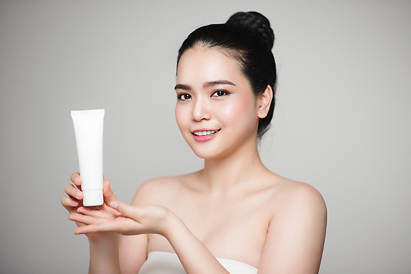 포토 JPG 해외이미지 여자 실내 한명 들기 동양인 상반신 성인 앞모습 화장 뷰티 보여주기 클렌징크림 성인여자한명만 해외포토 1 뷰포인트 모션 사람 인종 내부 세안용품 여자한명만 성인여자만 파일형식 이미지허브