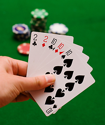 포토 JPG 해외이미지 손 돈 놀이 탁자 성공 사람없음 초록색 기쁨 게임 마음 잡기 우승 신용카드 행운 도박 계획 위험 카지노 기회 포커 해외포토 감정 컬러 가구 컨셉 모션 신체부위 금융 최고 트럼프 재산 파일형식 이미지허브