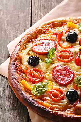 포토 JPG 해외이미지 전통 음식 조각 토마토 채소 재료 치즈 피자 패스트푸드 요리 사람없음 목재 식사 저녁식사 이탈리아 껍질 시골 최고 굽기 허브 올리브 햄 후추 바질 살라미 해외포토 나무 식물 열매 유럽 유제품 서양음식 육류 인스턴트 구이 향신료 파일형식 이미지허브