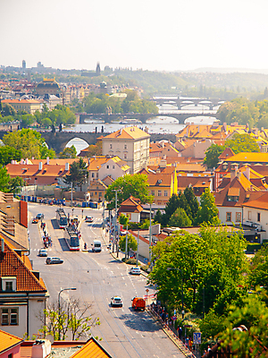 포토 JPG 해외이미지 나무 교통시설 자동차 지붕 불꽃 거리 사람없음 야외 여름 강 도시풍경 정원 맑음 안개 도시 옥상 정사각형 전차 프라하 타운 스카이라인 보헤미아 해외포토 도형 식물 계절 육상교통 교통 불 날씨 대중교통 풍경 시설 체코 파일형식 이미지허브