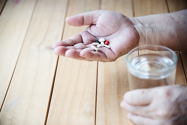 포토 JPG 해외이미지 탁자 건강 병원 사람 사람없음 치료 물 상자 알약 약 고통 흰색 오픈 일주일 약초 질병 컨테이너 플라스틱 약국 준비 처방 비타민 조제 보충 돌봄 복용 옛날 조언 해외포토 자연요소 감정 산업 컬러 가구 의학 모션 재질 풀_식물 만들기 영양소 파일형식 이미지허브