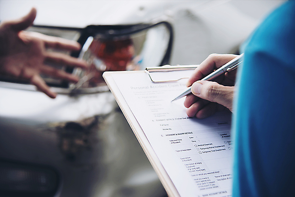 포토 JPG 해외이미지 1 손 남자 종이 도로 교통시설 자동차 사람 성인 사람없음 카메라 손상 시험 기록 수리 충돌 사건 중개인 보고서 그림 문서 보험 깨짐 돌봄 서류판 자동 장교 적자 주장 해외포토 직업 교육 길 육상교통 교통 컨셉 모션 신체부위 전자제품 사무용품 시설 파일형식 이미지허브