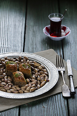 포토 JPG 해외이미지 전통 문화 음식 백그라운드 재료 디저트 요리 동양인 사람없음 목재 카페 기쁨 빵집 견과류 신선 달콤 맛 설탕 지중해 유기농 호두 시럽 꿀 동쪽 점심식사 라마단 아랍어 페스츄리 바클라바 맛있는 튀르키예 해외포토 나무 웰빙 감정 아시아 빵 바다 컨셉 인종 상점 식사 방향 파일형식 이미지허브