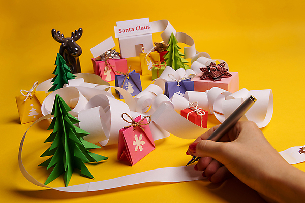 포토 JPG 해외이미지 손 종이 크리스마스 크리스마스용품 실내 들기 신체부위 선물상자 쇼핑백 만년필 루돌프 기록 나무모형 노란배경 크리스마스배경 해외포토 기념일 백그라운드 가방 모션 사슴 선물 사람 내부 상자 펜 노란색 모형 용품 파일형식 이미지허브