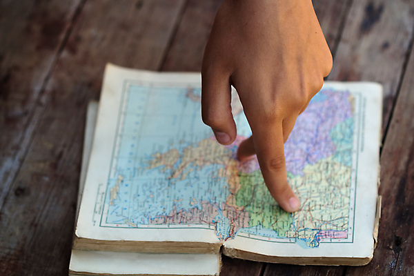 포토 JPG 해외이미지 라이프스타일 손 여행 백그라운드 컨셉 지도 손가락 휴가 사람 사람없음 책 세계 여행객 평화 산책 하이킹 터치 사인 지형 팔 바둑 단계 옛날 지리 해외포토 놀이 레저 휴식 생활 신체부위 파일형식 이미지허브