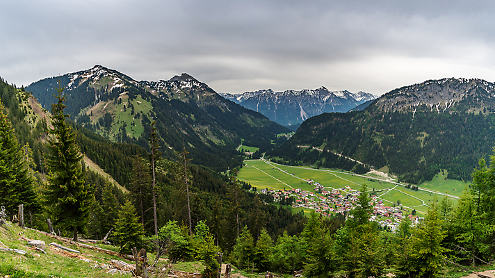 포토 JPG 해외이미지 나무 구름 호수 여행 백그라운드 자연 하늘 휴가 산 파노라마 풍경 사람없음 빨간색 초록색 물 여름 파란색 관광지 빛 트래킹 하이킹 시골 오스트리아 숲 언덕 오르기 알프스 내추럴 절정 터키석 해외포토 자연요소 식물 계절 유럽 컬러 모션 레저 촬영기법 보석 생태계 파일형식 이미지허브
