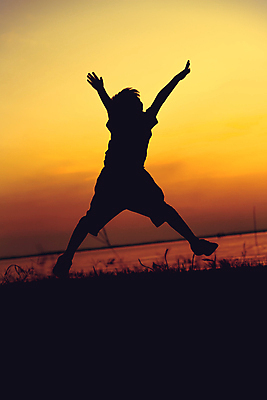 포토 JPG 해외이미지 라이프스타일 행복 실루엣 어린이 포즈 자연 하늘 휴가 휴식 사람 소년 사람없음 야외 세로 일출 점프 일몰 기쁨 자유 강가 긍정 비네팅 내추럴 해외포토 남자 감정 컨셉 모션 촬영기법 생활 강 노을 생태계 파일형식 이미지허브