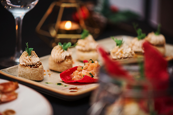 포토 JPG 해외이미지 접시 빵 탁자 검은배경 사람없음 식당 신선 연어 크림소스 핑거푸드 해외포토 식기 음식 가구 백그라운드 어류 상점 검은색 소스_음식 파일형식 이미지허브