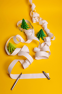 포토 JPG 해외이미지 종이 크리스마스 크리스마스용품 실내 사람없음 만년필 영수증 나무모형 노란배경 종이뭉치 크리스마스배경 해외포토 기념일 백그라운드 내부 금융 펜 노란색 모형 용품 뭉치 파일형식 이미지허브