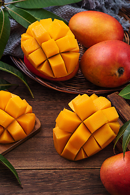 포토 JPG 해외이미지 잎 사람없음 소쿠리 달콤 슬라이스 망고 나무탁자 해외포토 식물 탁자 바구니 맛 열대과일 파일형식 이미지허브