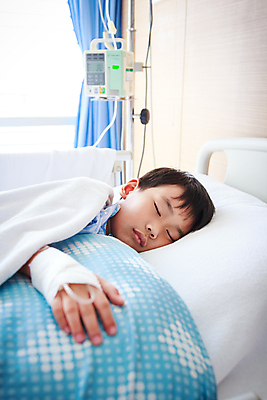 포토 JPG 해외이미지 손 어린이 휴식 건강 병원 한명 사람 동양인 소년 치료 세로 약 건강관리 고통 환자 잠 질병 감염 주사약 보험 거짓말 투입 해외포토 1 남자 감정 컨셉 의학 모션 관리 인종 신체부위 파일형식 이미지허브