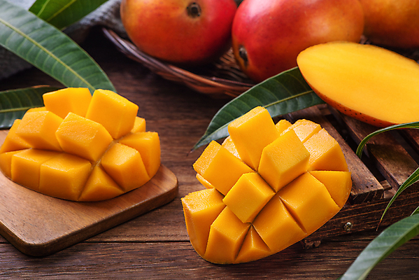 포토 JPG 해외이미지 잎 사람없음 소쿠리 달콤 슬라이스 망고 나무받침 나무탁자 해외포토 식물 탁자 목재 바구니 맛 받침대 열대과일 파일형식 이미지허브