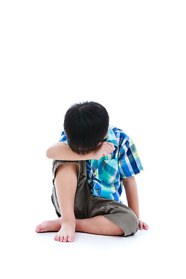 포토 JPG 해외이미지 1 남자 감정 어린이 컨셉 맨발 스트레스 한명 사람 앉기 동양인 소년 세로 청춘 공백 슬픔 고독 버리기 흰배경 문제 부족 고립 부정적 혼자 카피스페이스 해외포토 백그라운드 모션 발 인종 흰색 파일형식 이미지허브