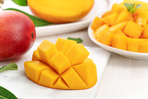 포토 JPG 해외이미지 접시 잎 사람없음 달콤 흰배경 담기 슬라이스 망고 해외포토 식물 식기 백그라운드 모션 흰색 맛 열대과일 파일형식 이미지허브