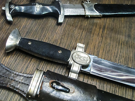 포토 JPG 해외이미지 전통 유럽 무기 백그라운드 미술 설명 사람없음 금속 축제 수확 골동품 칼날 중세기사 중세 역사 칼 가장자리 극장 전시회 군용 전쟁 날카로움 단검 복원 철강 해외포토 나라 농업 모션 재질 문화예술 군대 전시 검 둘레 파일형식 이미지허브