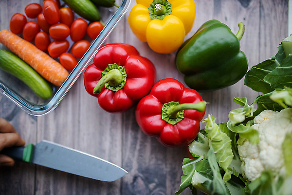 포토 JPG 해외이미지 손 음식 조각 다이어트 채소 재료 방울토마토 파프리카 건강 사람 사람없음 빨간색 초록색 컬러풀 노란색 쌓기 당근 샐러드 신선 그룹 칼 맛 정상 자르기 유기농 후추 내추럴 숙성 주키니 채식주의자 비건 맛있는 해외포토 웰빙 컬러 컨셉 토마토 모션 뿌리채소 신체부위 향신료 채식 파일형식 이미지허브