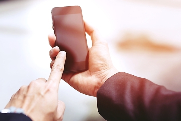 포토 JPG 해외이미지 라이프스타일 손 여자 행복 백그라운드 인터넷 비즈니스 텍스트 통신 손가락 모바일 휴식 세포 사람 앉기 성인 사람없음 스마트폰 핸드폰 사무실 디지털 스크린 공백 카페 터치 흰색 잡기 네트워크 메시지 연결 무선전화기 전화기 스마트 온라인 거짓 소셜 목업 해외포토 감정 컬러 컨셉 모션 생활 신체부위 전자제품 스마트기기 상점 파일형식 이미지허브