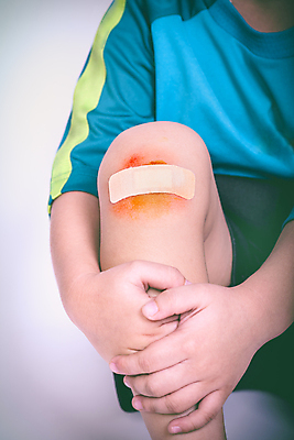 포토 JPG 해외이미지 남자 어린이 실내 한명 앉기 소년 상반신 앞모습 고통 잡기 반창고 상처 흰배경 비네팅 소년한명만 해외포토 1 감정 뷰포인트 백그라운드 모션 촬영기법 사람 내부 흰색 의료용품 남자한명만 소년만 파일형식 이미지허브