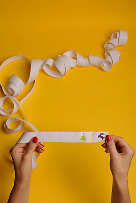 포토 JPG 해외이미지 손 종이 크리스마스 크리스마스용품 실내 들기 신체부위 루돌프 노란배경 종이뭉치 트리모양 크리스마스배경 해외포토 모양 기념일 백그라운드 모션 사슴 사람 내부 크리스마스트리 노란색 용품 뭉치 파일형식 이미지허브
