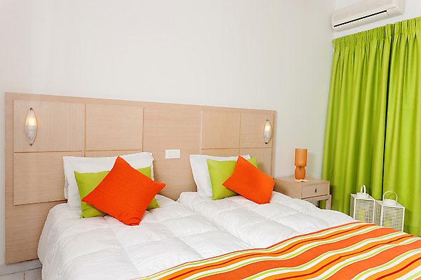 포토 JPG 해외이미지 쿠션 침구 호텔 휴식 조명 실내 사람없음 인테리어 침대 커튼 서랍장 객실 해외포토 디자인 가구 컨셉 숙소 내부 파일형식 이미지허브