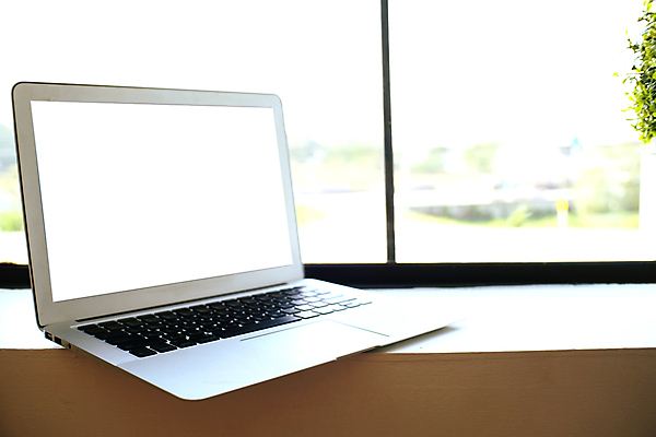 포토 JPG 해외이미지 템플릿 디자인 백그라운드 인터넷 비즈니스 통신 창문 탁자 주택 프레임 직장 사람없음 내부 목재 장식 노트북 빛 컴퓨터 사무실 우주 디지털 스크린 모니터 공책 공백 방 흰색 키보드 도시 업무 작업실 정상 책상 거짓 블러 목업 카피스페이스 해외포토 나무 컬러 가구 회사 재료 문구용품 건물 전자제품 작업 파일형식 이미지허브