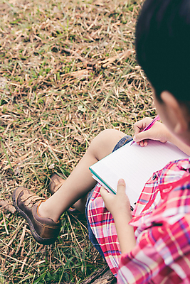 포토 JPG 해외이미지 라이프스타일 공원 교육 행복 어린이 자연 휴식 한명 사람 동양인 소년 취미 야외 뒷모습 책 세로 학습 스터디 쪽지 공책 유치원 기쁨 수확 복고 통나무 내추럴 해외포토 나무 1 공공시설 남자 감정 뷰포인트 컨셉 농업 문구용품 인종 생활 생태계 파일형식 이미지허브