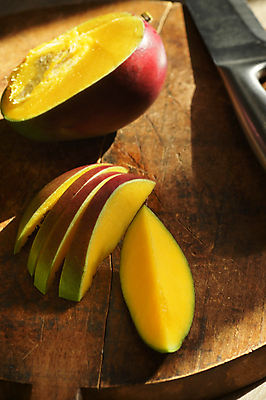 포토 JPG 해외이미지 음식 조각 다이어트 오렌지 과일 재료 탁자 표면 디저트 도마 건강 사람없음 목재 노란색 주방 시골 신선 원형 달콤 자르기 먹기 상쾌 유기농 날것 망고 비타민 내추럴 숙성 이국적 채식주의자 맛있는 해외포토 도형 나무 웰빙 감정 컬러 가구 모션 주방용품 맛 열대과일 채식 영양소 파일형식 이미지허브