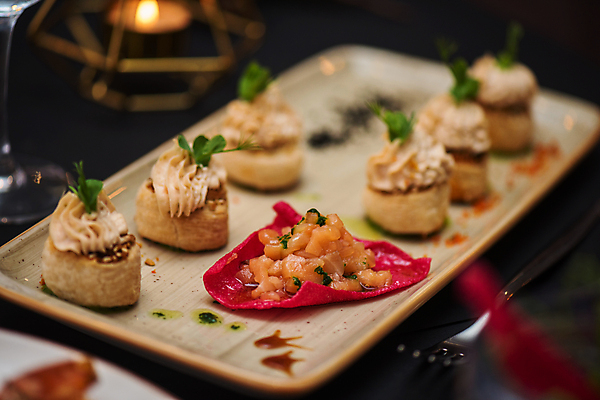 포토 JPG 해외이미지 접시 빵 탁자 검은배경 사람없음 식당 신선 연어 크림소스 핑거푸드 해외포토 식기 음식 가구 백그라운드 어류 상점 검은색 소스_음식 파일형식 이미지허브