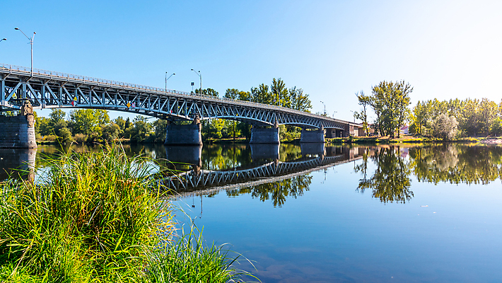 포토 JPG 해외이미지 나무 구름 공원 유럽 도로 길 여행 건축양식 자연 벽지 하늘 휴가 풍경 사람없음 초록색 물 여름 파란색 빛 강 태양 반사 맑음 일몰 흰색 도시 뜨거움 아치 체코 타운 공화국 넘어짐 뱃놀이 보헤미아 철강 해외포토 자연요소 식물 계절 공공시설 건축 나라 컬러 배_교통 교통시설 모션 날씨 노을 전통놀이 생태계 파일형식 이미지허브