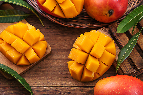 포토 JPG 해외이미지 잎 사람없음 하이앵글 소쿠리 달콤 슬라이스 망고 나무받침 나무탁자 해외포토 식물 뷰포인트 탁자 목재 바구니 맛 받침대 열대과일 파일형식 이미지허브