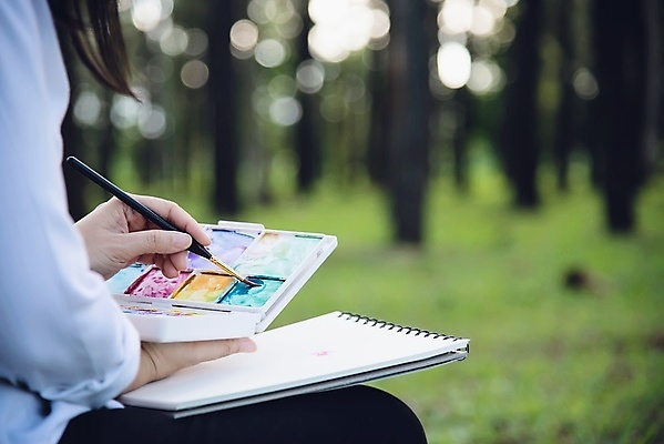 포토 JPG 해외이미지 주간 여자 한명 들기 상반신 성인 야외 옆모습 아웃포커스 물감 붓 팔레트 스프링노트 성인여자한명만 해외포토 자연요소 1 뷰포인트 모션 촬영기법 사람 공책 미술도구 여자한명만 성인여자만 파일형식 이미지허브