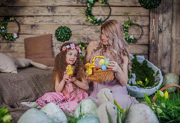 포토 JPG 해외이미지 전통 손 계절 행복 어린이 벽 백그라운드 가족 엄마 휴가 부활절 주택 기념 함께함 실내 이벤트 두명 목재 장식 컬러풀 바구니 계란 축제 페인트 봄 축하 토끼 그리기 작음 심볼 사냥 해외포토 나무 기념일 감정 컬러 컨셉 재료 포유류 관계 모션 사람 내부 건물 신체부위 반려동물 알 크기 파일형식 이미지허브