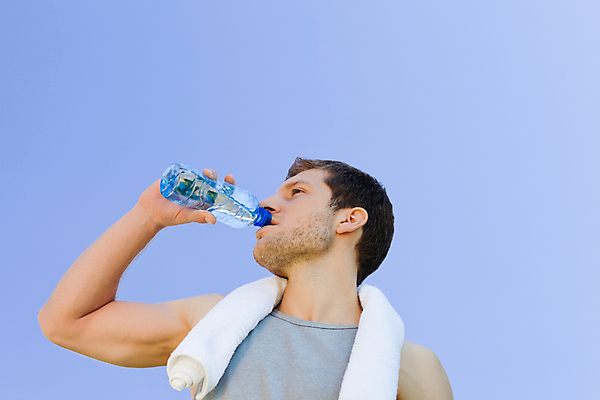 포토 JPG 해외이미지 남자 한명 들기 상반신 성인 앞모습 물 파란색 운동복 수건 마시기 시원함 물병 갈증해소 성인남자한명만 해외포토 자연요소 1 옷 뷰포인트 컬러 모션 사람 위생용품 물통 해소 남자한명만 성인남자만 파일형식 이미지허브